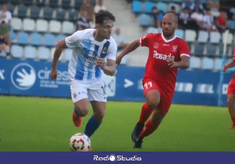 Chus Ruiz disputa un bal&oacute;n ante Alberto Lora | Foto: RSGT