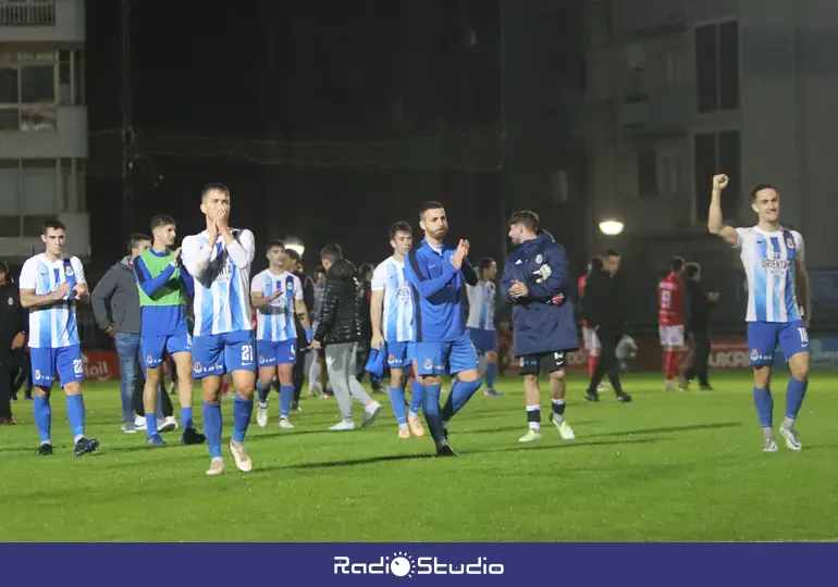 Los jugadores blanquiazules celebran la victoria en San Lorenzo | Foto: RSGT