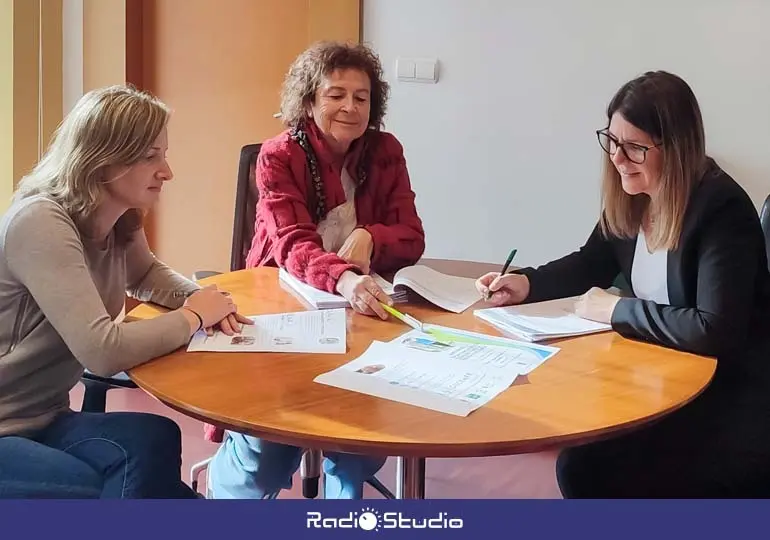 La alcaldesa, Mar&iacute;a Teresa Noceda Llano, la concejala de Mujer, Igualdad y Personas Mayores, Mar&iacute;a Luisa Iglesias, junto a Servicios Sociales presentan las jornadas &lsquo;La importancia de los cuidados para la persona que cuida&rsquo; | Foto: Ayuntamiento