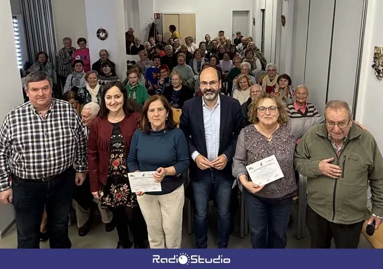 Foto de familia tras la entrada de los diploma de las 14&ordf; Jornadas M&eacute;dicas de Torrelavega | Foto: Ayuntamiento