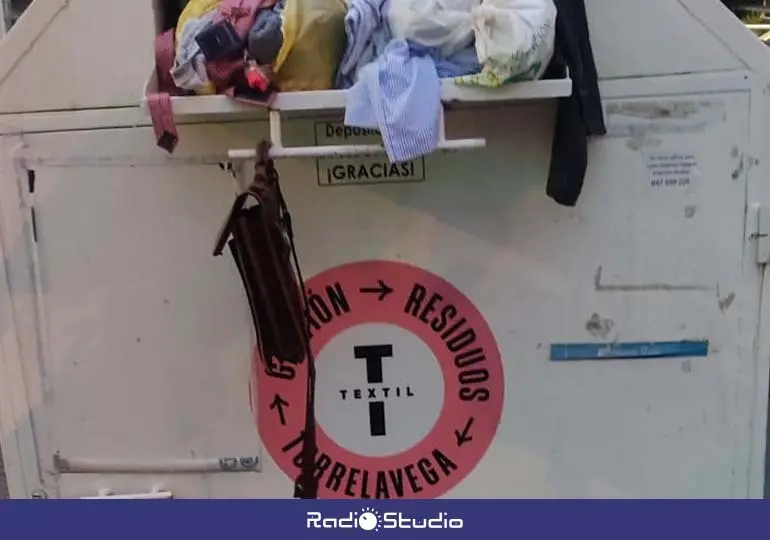 Un contenedor rebosado de ropa en Torrelavega | Foto: PP