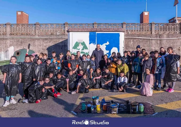 Foto de familia del alcalde de Torrelavega, Javier López Estrada, con los escolares de El Salvador | Foto: Ayuntamiento