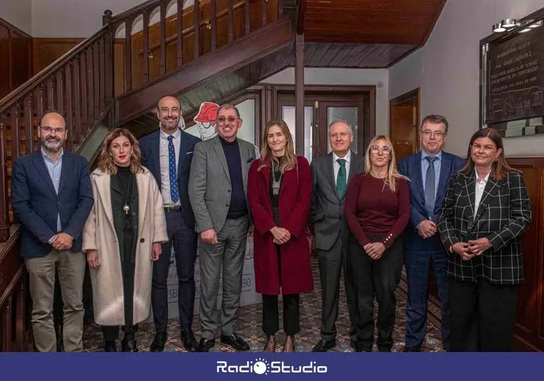 Foto de familia de la visita a Solvay | Foto: Ayuntamiento de Torrelavega
