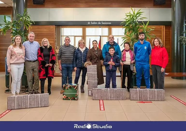 Ganadores del segundo concurso de decoraci&oacute;n navide&ntilde;a de Polanco junto a la alcaldesa y miembros del jurado.