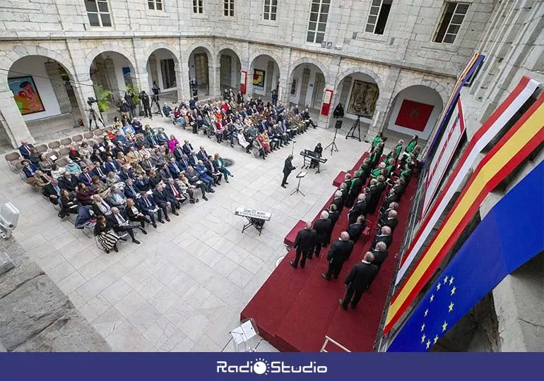 Vista general del acto institucional celebrado en el Parlamento de Cantabria, en el que la Coral de Torrelavega actu&oacute; y fue homenajeada por su centenario.