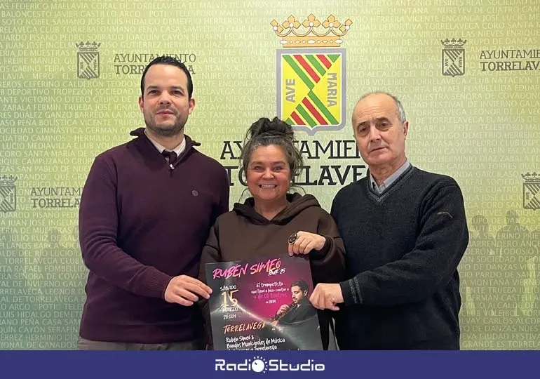 La concejal de Cultura, Esther Vélez, acompañada por los directores de las Bandas Municipales de Música de Torrelavega y Suances: Alfonso Díaz y Daniel Santos, ha presentado el concierto | Foto: Radio Studio