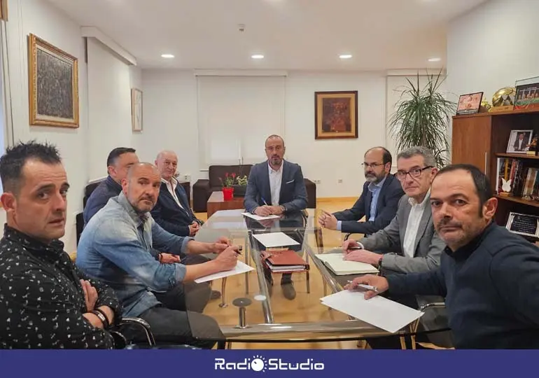 Reunión entre el Ayuntamiento de Torrelavega y el Comité de Empresa de Bridgestone | Foto: Ayuntamiento