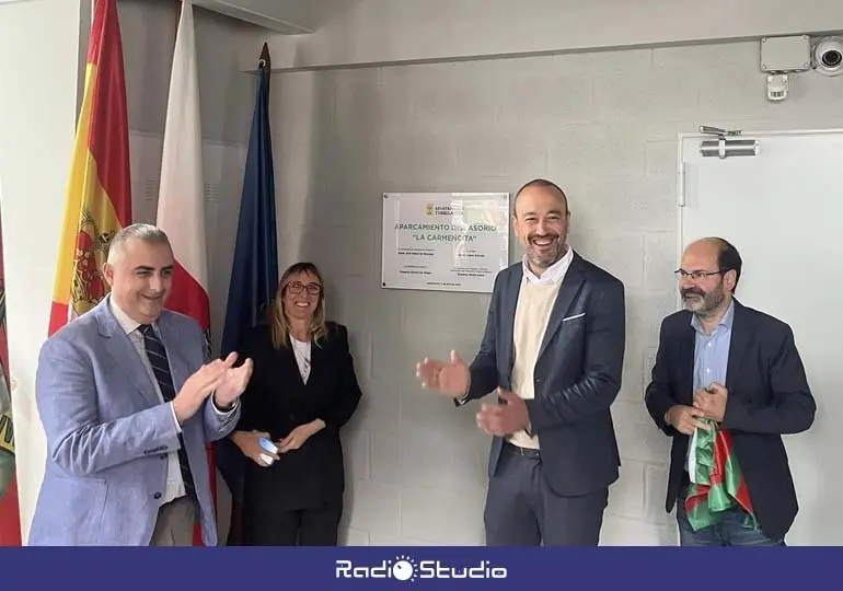 De izquierda a derecha: Roberto Media, Eugenia Gómez de Diego, Javier López Estrada y José Luis Urraca destapan la placa que inaugura el parking de La Carmencita | Foto: Radio Studio