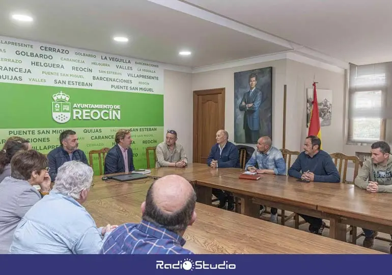 Reunión alcalde de Reocín y miembros de la Corporación municipal con comité de empresa de Bridgestone | Foto: Radio Studio