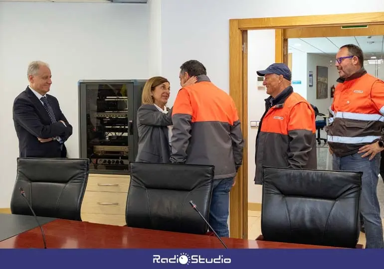 María José Sáenz de Buruaga y Eduardo Arasti han recibido a los trabajadores de Bridgestone | Foto: Gobierno