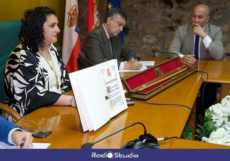 Lorena Cueto recogió este domingo el bastón de mando de la Alcaldía de manos de su antecesor y compañero del PSOE, Agustín Molleda.