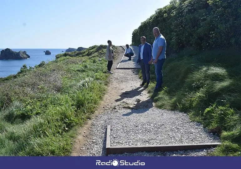 Visita a las obras de  mejora de los accesos en la playa de Somocuevas.