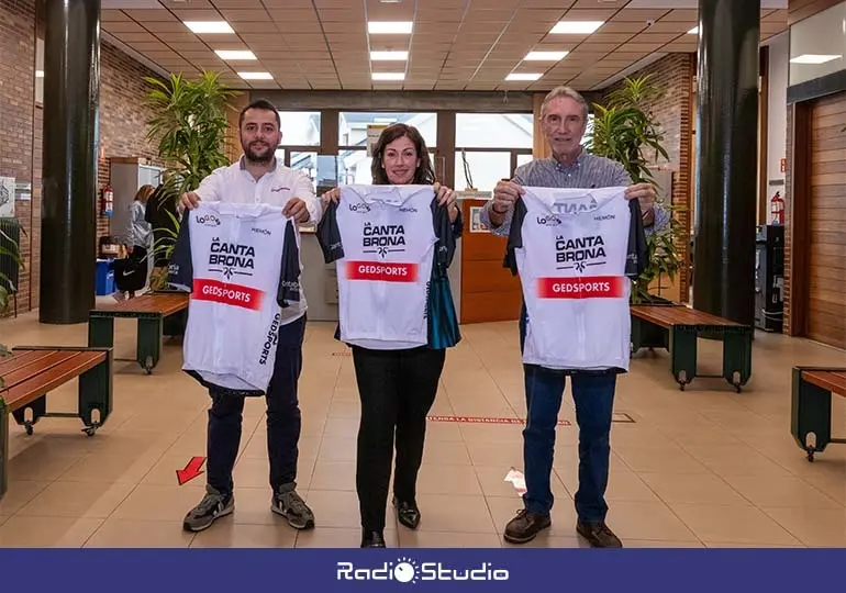 La alcaldesa de Polanco, Rosa Díaz Fernández; el concejal de Deportes de Polanco, Avelino Rodríguez Muriedas; y el portavoz de la organización, Pablo Regaliza; con la camiseta oficial de la prueba.
