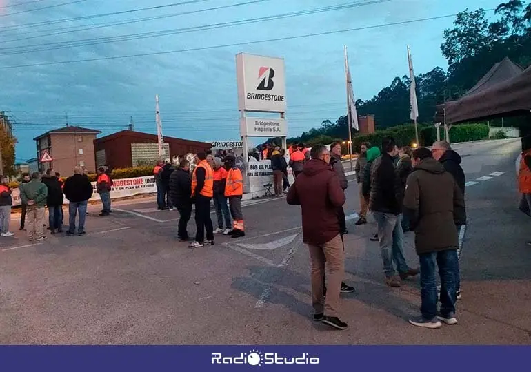 Imagen de la décima jornada de huelga celebrada este jueves en la planta cántabra de Bridgestone, coincidiendo con una nueva reunión de negociación del ERE.