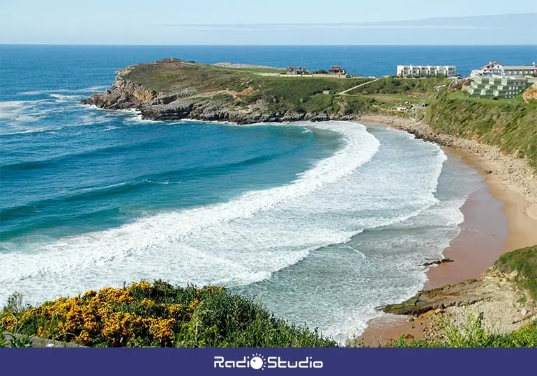 Vista panorámica de la playa de Los Locos, en Suances, una de las dos del municipio en las que volverá a ondear la Bandera Azul este verano.