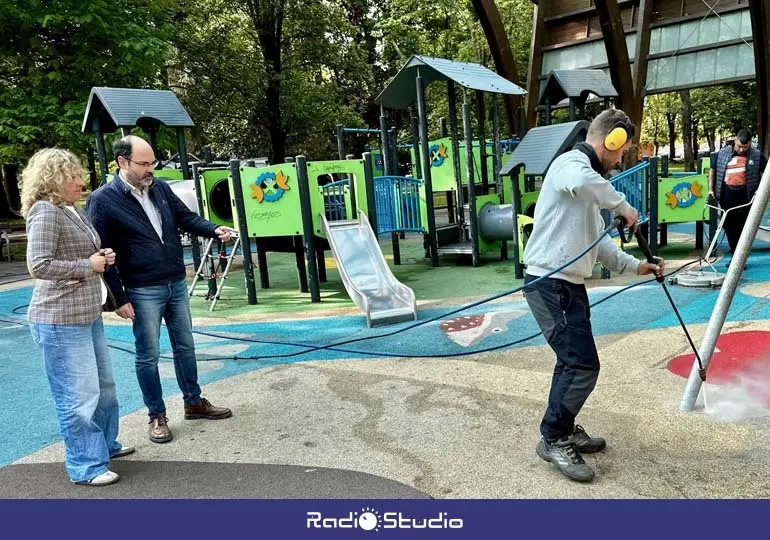 Torrelavega inicia en el Manuel Barquín la campaña de limpieza de diez parques infantiles de la ciudad | Foto: Ayuntamiento