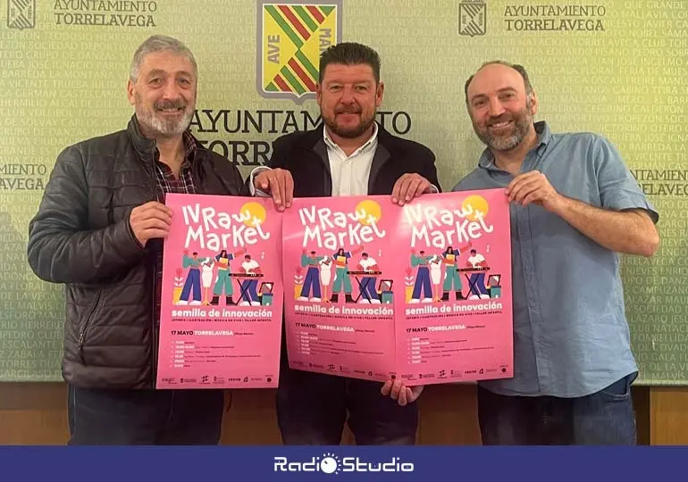 El concejal Jes&uacute;s S&aacute;nchez presenta el IV Raw Market junto con Jes&uacute;s Garc&iacute;a y Javier Enr&iacute;quez | Foto: Radio Studio