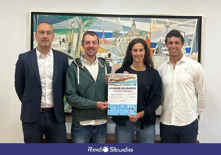 El alcalde, Javier López Estrada, acompañado por el concejal de Deportes, Nacho González; la presidenta del Club Natación Torrelavega, Alba Díaz; y Daniel Grijalba, trabajador social de la AECC | Foto: Radio Studio