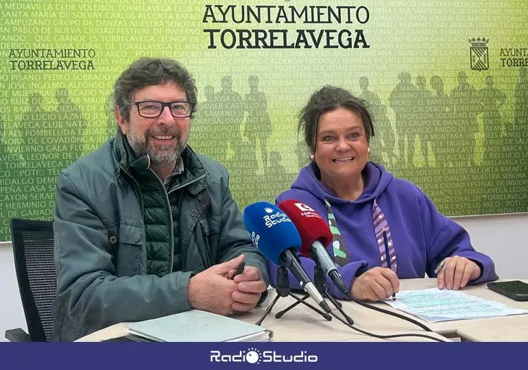 La concejala de Cultura de Torrelavega, Esther V&eacute;lez, junto a Carlos Alcorta | Foto: Radio Studio