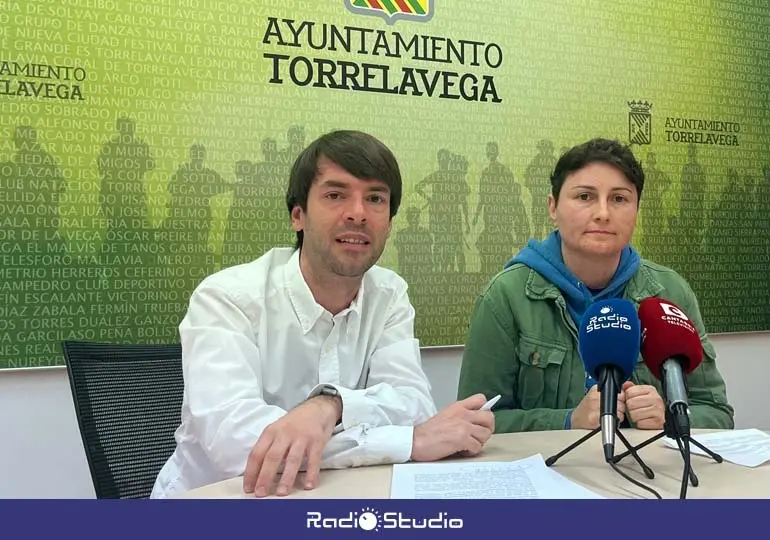 El concejal de Bienestar Animal de Torrelavega, Borja Sainz, junto a Gema Gutiérrez, de Gatucos Torrelavega | Foto: Radio Studio