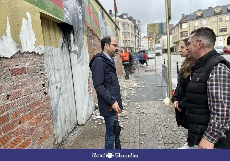 El concejal de Obras, José Luis Urraca, visita el inicio de la restauración del mural de la Bolística | Foto: Ayuntamiento