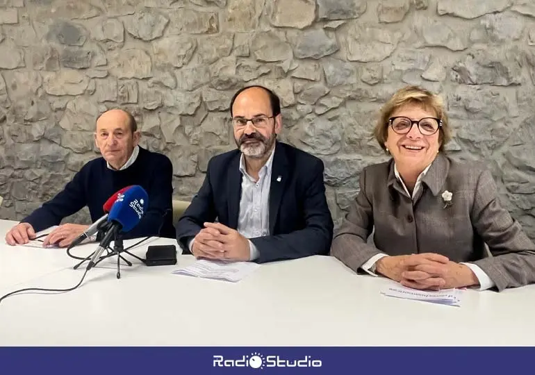 El concejal de Sanidad, José Luis Urraca, con los representantes de la Asociación Derecho a Morir Dignamente: Concha Calzada y Juan Jiménez | Foto: Radio Studio