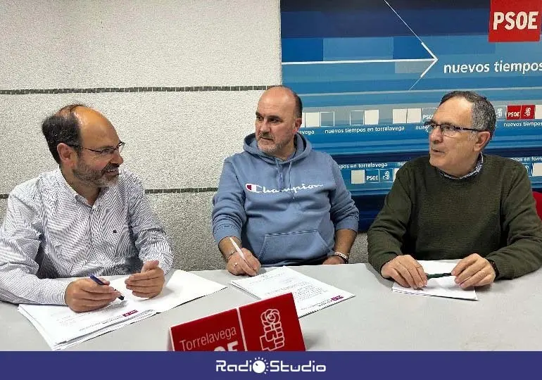José Luis Urraca junto a José Manuel Cruz Viadero y Roberto García Porras | Foto: PSOE Torrelavega