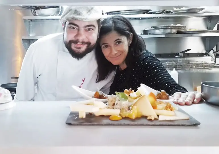 Mónica Calderón  y Borja Mier, la pareja propietaria del restaurante La Pradera