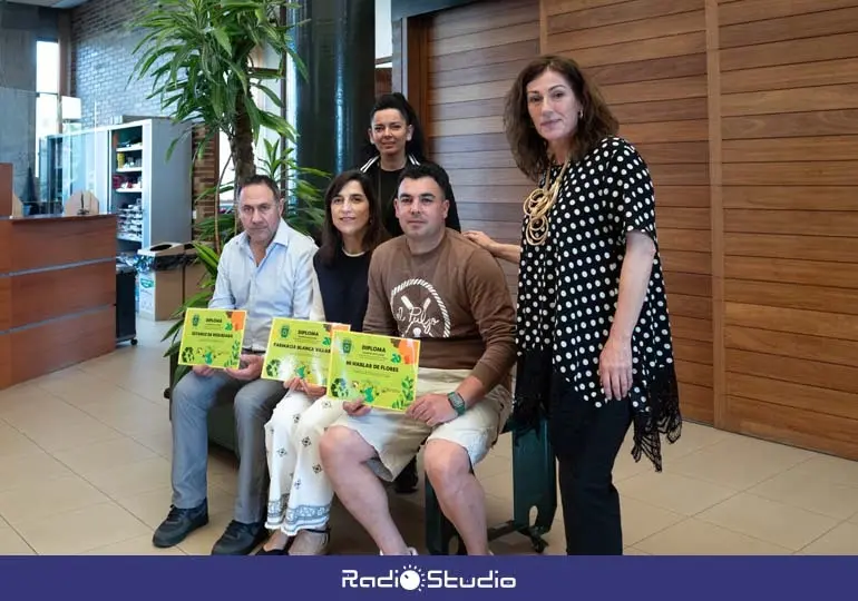 La alcaldesa, Rosa Díaz, y la concejal de Medio Ambiente, Isabel Herrera, con los representantes de los tres comercios más recicladores de Polanco | Foto: Ayuntamiento