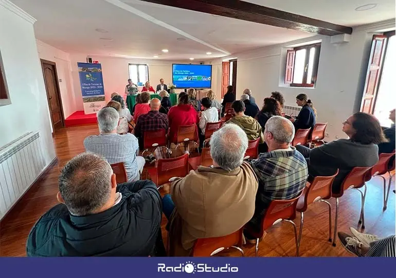 Numerosos vecinos acudieron a la presentación del I Plan de Turismo de Miengo, acto celebrado en el Aula Costa Quebrada.