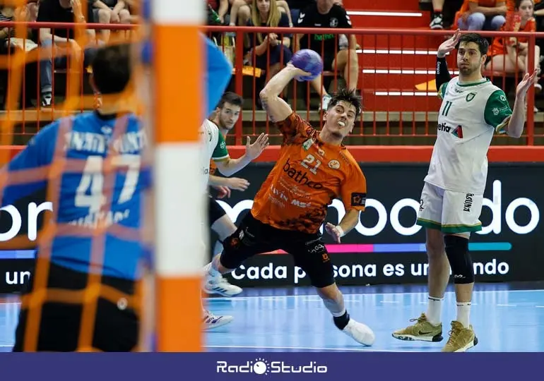 Isi Martínez en el encuentro ante Anaitasuna | Foto: BM Torrelavega