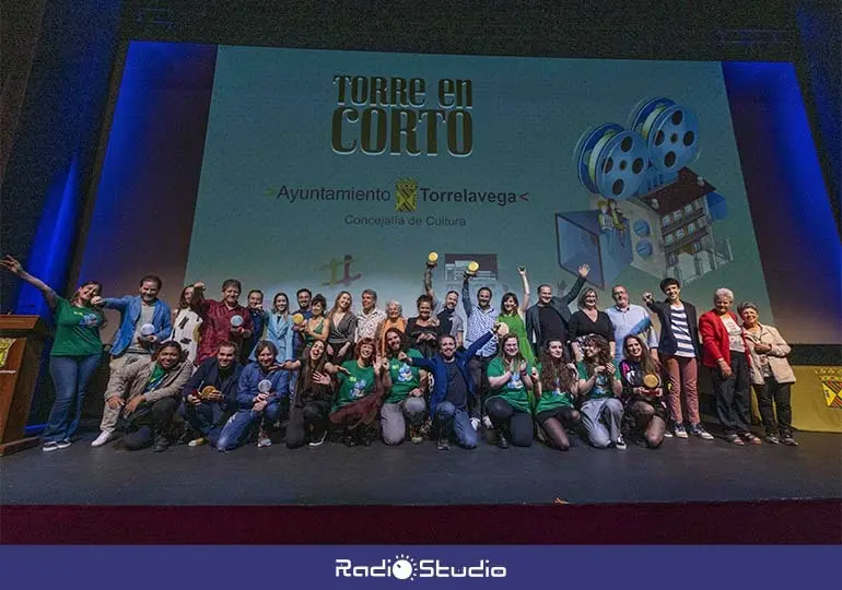 Foto de familia de ganadores, organizaci&oacute;n y jurado del Festival.