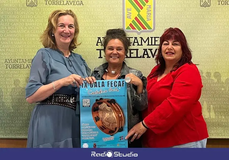 La concejala de Cultura, Esther V&eacute;lez, acompa&ntilde;ada por Carmen Olarreaga y Mari Velarde, de la Federaci&oacute;n C&aacute;ntabra de Agrupaciones de Folclore, ha presentado la IX Gala FECAC &lsquo;Cantabria Baila&rsquo; | Foto: Radio Studio