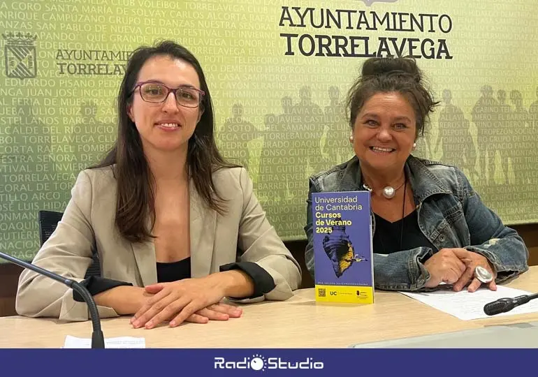 La directora de los cursos en Torrelavega, Patricia Mart&iacute;nez, y la concejala de Educaci&oacute;n, Esther V&eacute;lez, han presentado la 32&ordf; edici&oacute;n | Foto: Radio Studio