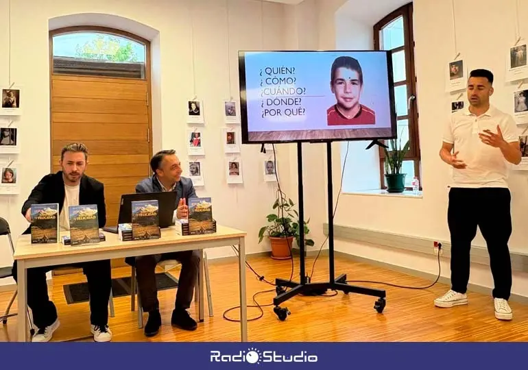 El futbolista de Renedo, &Oacute;scar Fern&aacute;ndez, presenta su segundo libro: &lsquo;Detr&aacute;s del miedo, justo ah&iacute;, est&aacute; la felicidad&rsquo; | Foto: Ayuntamiento de Pi&eacute;lagos