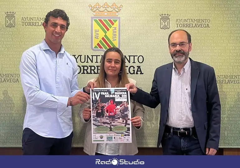 Los concejales de Sanidad y Deportes, Jos&eacute; Luis Urraca y Nacho Gonz&aacute;lez, acompa&ntilde;ados por Elena Canales, de APTACAN Autismo Cantabria, han presentado este evento | Foto: Radio Studio