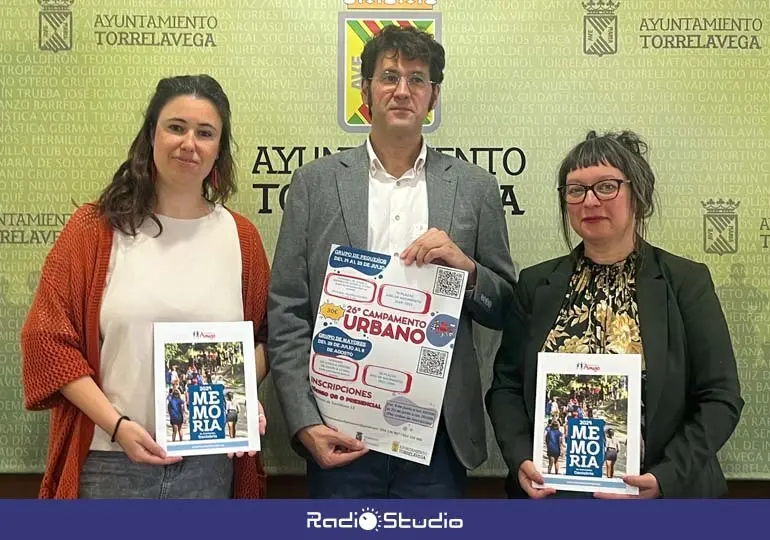 El concejal de Bienestar Social, Alberto Rubio, acompa&ntilde;ado por la directora territorial auton&oacute;mica de la Fundaci&oacute;n Amig&oacute;, Blanca D&iacute;ez Crespo, y por Lara S&aacute;nchez | Foto: Radio Studio
