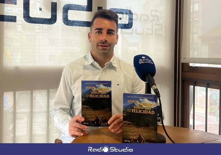 El futbolista &Oacute;scar Fern&aacute;ndez presenta su segundo libro en Radio Studio