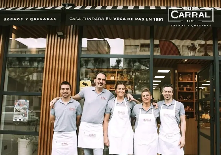 Equipo de Casa Carral frente al escaparate del Obrador, en la Avenida de Espa&ntilde;a, 13, de Torrelavega