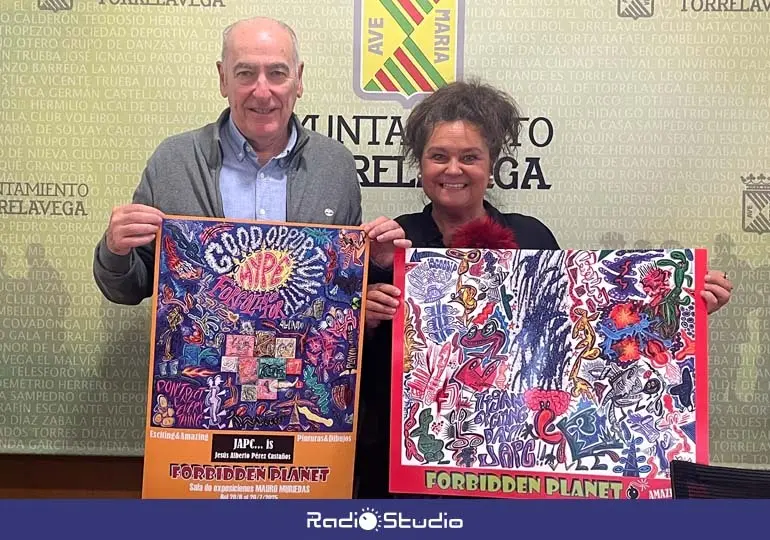 El artista Jes&uacute;s Alberto P&eacute;rez Casta&ntilde;os y la concejala Esther V&eacute;lez presentan la muestra | Foto: Radio Studio