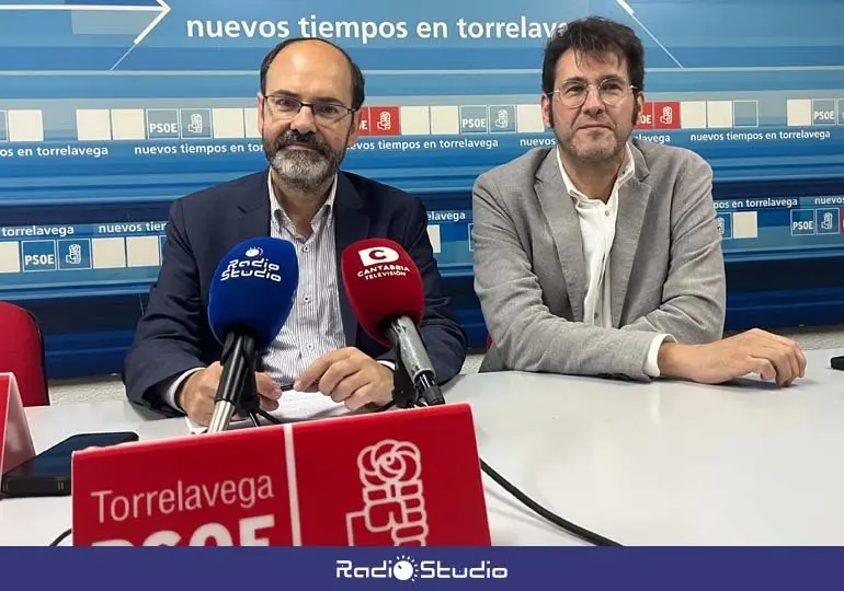 El portavoz, Jos&eacute; Luis Urraca, y responsable de Vivienda, Alberto Rubio, del PSOE en Torrelavega | Foto: Radio Studio