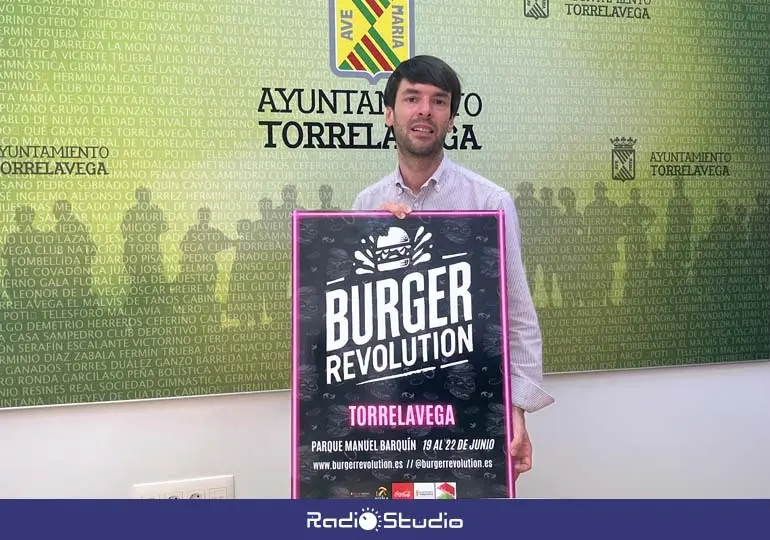 Borja Sainz sostiene el cartel de 'Burger Revolution' | Foto: Radio Studio