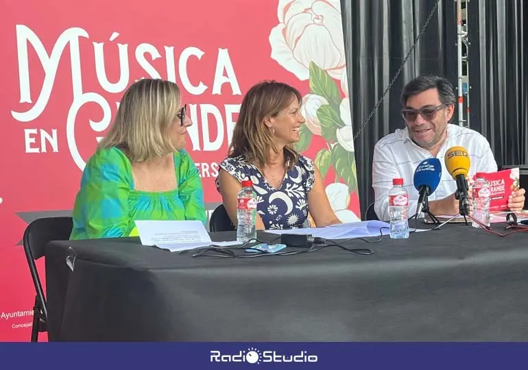 El gerente de Mouro Producciones, Guillermo Vega; la concejal de Turismo de Torrelavega, Cristina Garc&iacute;a Vi&ntilde;as; e In&eacute;s Mier, directora general de CANTUR, han presentado M&uacute;sica en Grande 2025 | Foto: Radio Studio