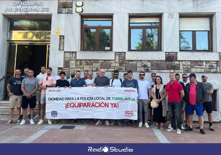 Concentraci&oacute;n de la Polic&iacute;a Local antes del pleno extraordinario en el que se ha abordado su situaci&oacute;n | Foto: Radio Studio