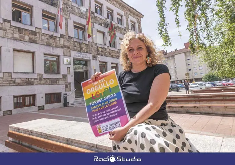 La concejala de Festejos, Patricia Portilla, posa con el cartel del Orgullo 2025 | Foto: Ayuntamiento