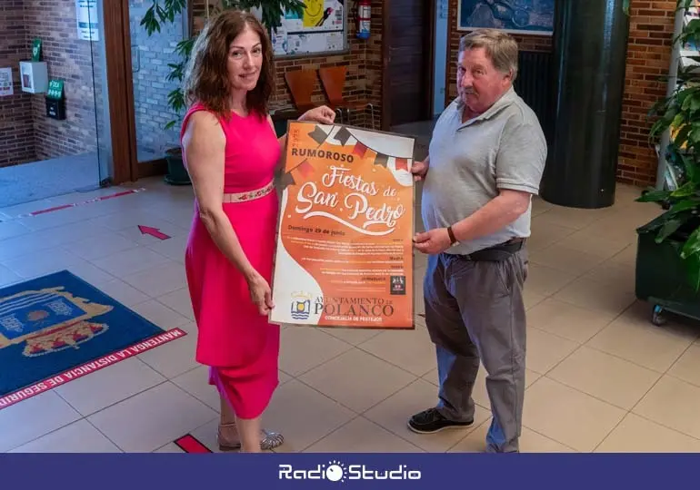 La alcaldesa de Polanco, Rosa D&iacute;az, y el concejal de Festejos, Fernando Sa&ntilde;udo, muestran el cartel anunciador de las fiestas de Rumoroso. 2) Cartel de las fiestas de San Pedro | Foto: Ayuntamiento