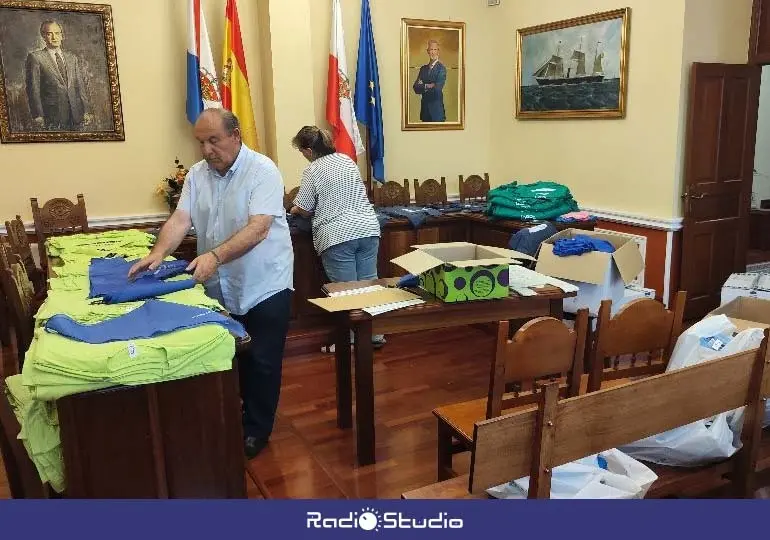 Todo preparado para la entrega de las camisetas de la II Liga de Pe&ntilde;as | Foto: Ayuntamiento de Suances