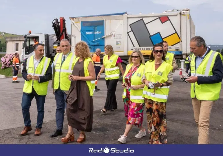 Visita a las obras de renovaci&oacute;n del centro medioambiental El Mazo | Foto: Gobierno