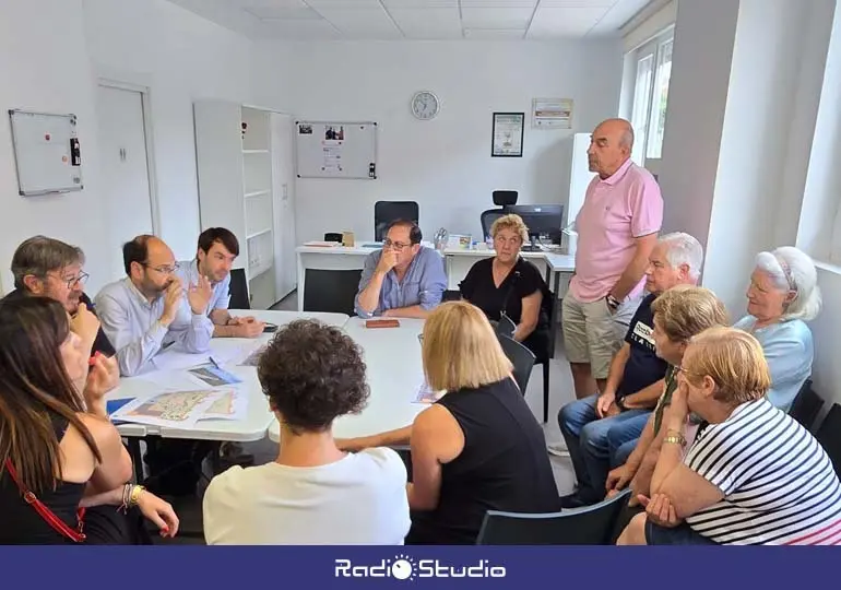 Reuni&oacute;n de trabajo entre miembros y t&eacute;cnicos municipales y representantes de Nueva Ciudad | Foto: Ayuntamiento