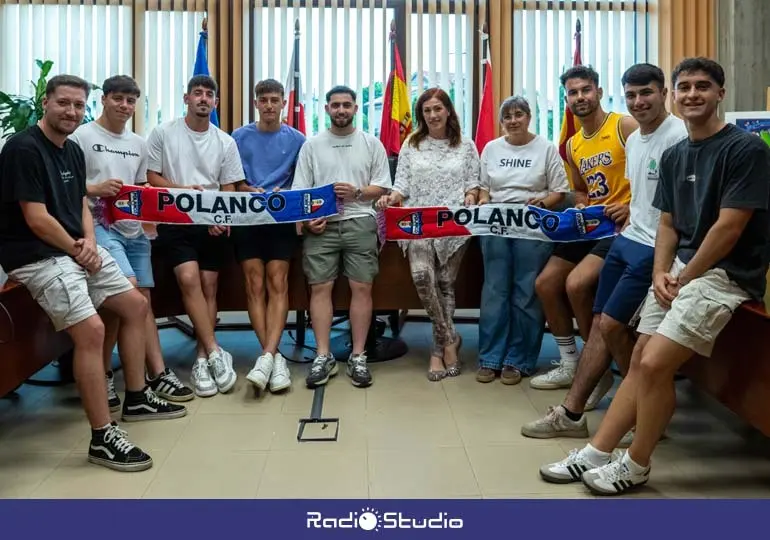 La alcaldesa, Rosa D&iacute;az, y la concejal de Juventud, Alicia Mart&iacute;nez Bustillo, con representantes de los equipos | Foto: Ayuntamiento